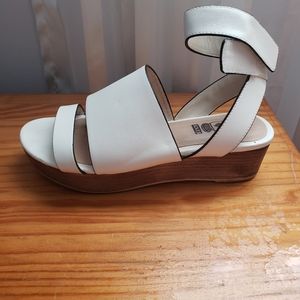 Soles Shoes. Gently use. Very comfortable.